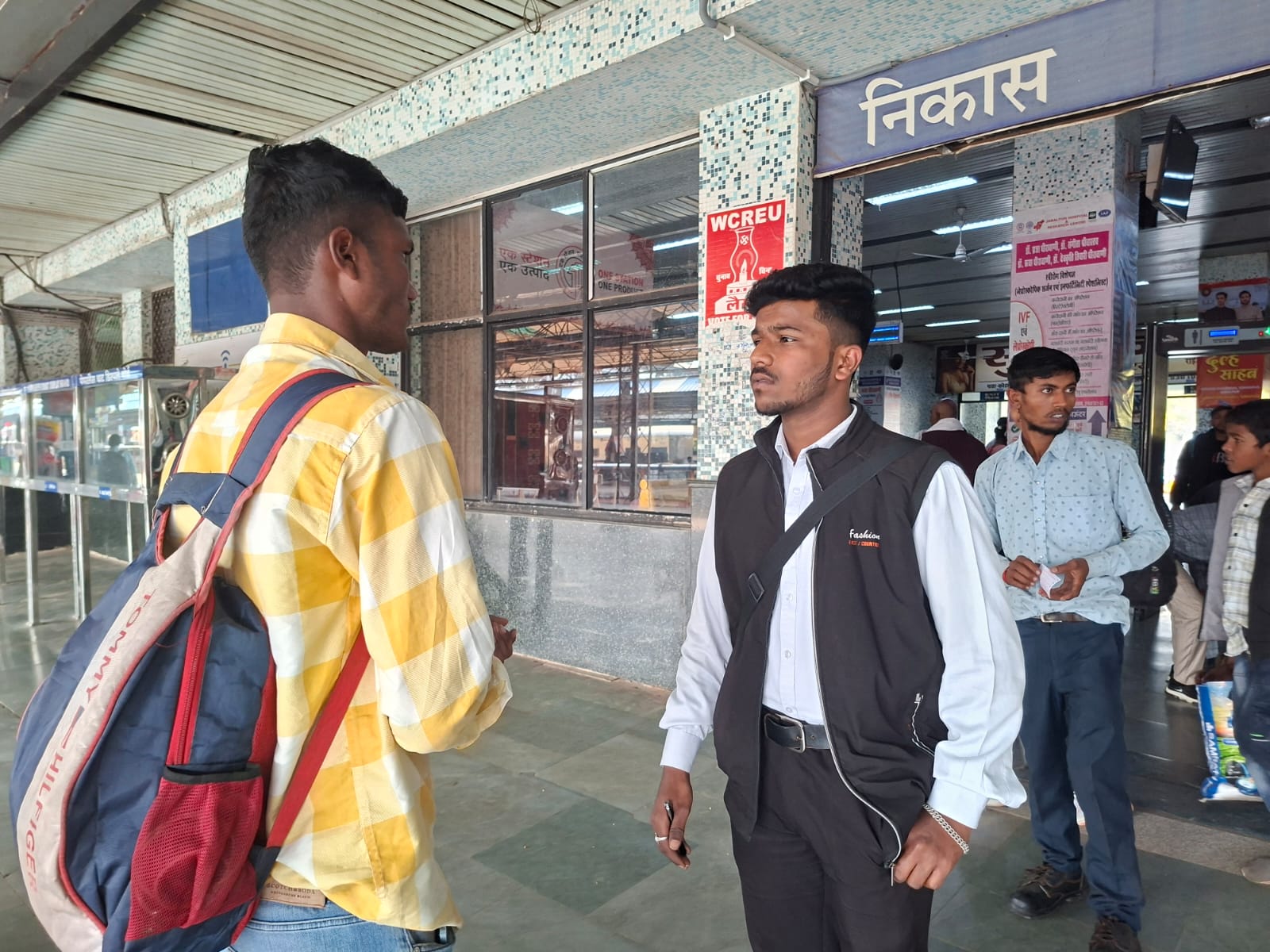 जबलपुर स्टेशन पर टिकट चेक करता अमला।