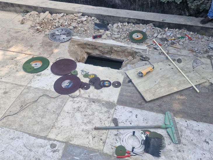 वारदात करने के बाद चोर कटर और अन्य सामान मौके पर छोड़ गए।