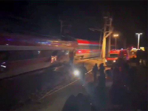 मौके पर कई एंबुलेंस और दमकल विभाग की गाड़ियों को तैनात किया गया है।