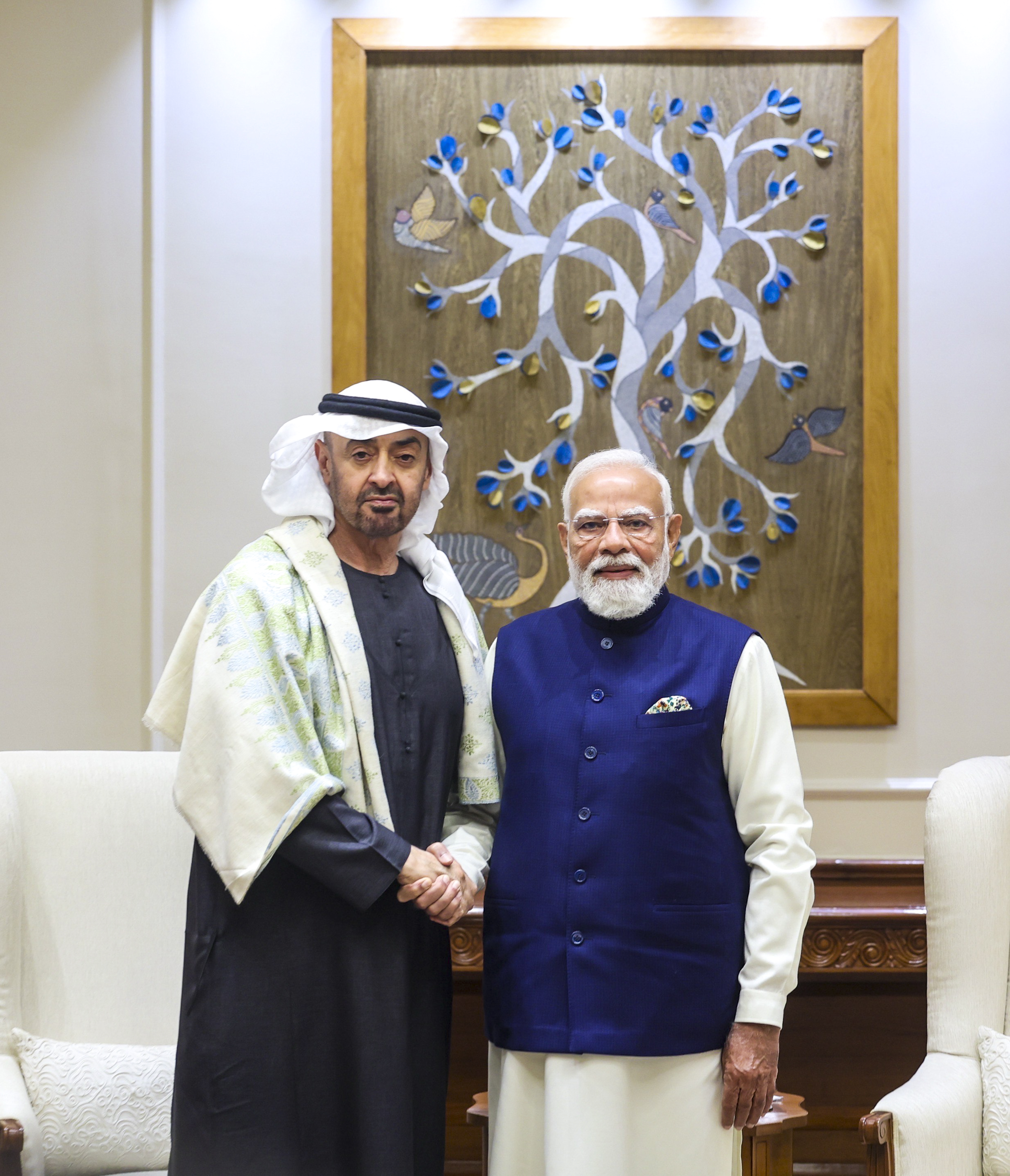 मोदी और UAE के राष्ट्रपति शेख जायद साथ में तस्वीर खिंचाते हुए।