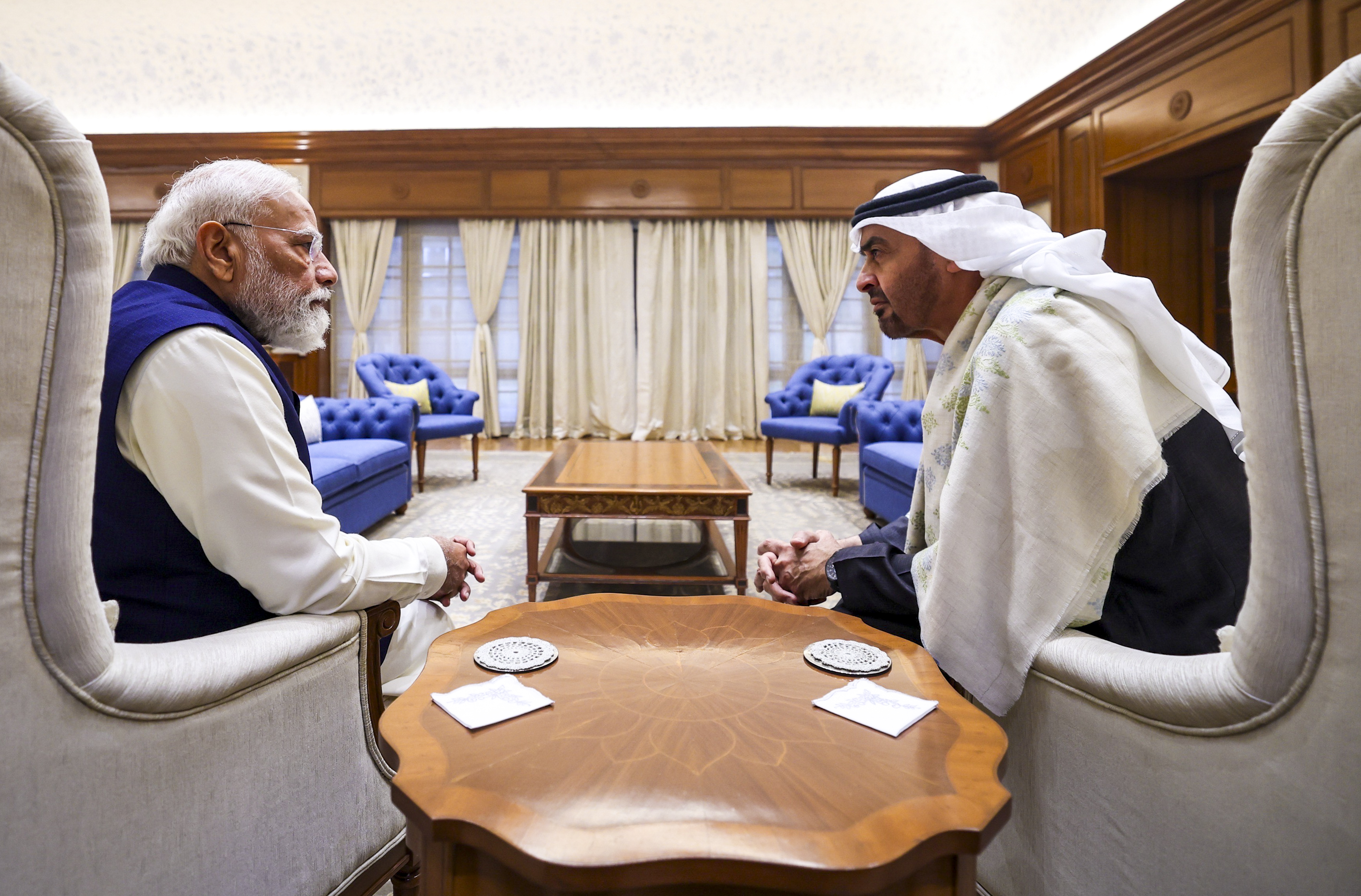 मोदी अपने आवास पर एक मीटिंग के दौरान UAE के राष्ट्रपति के साथ।