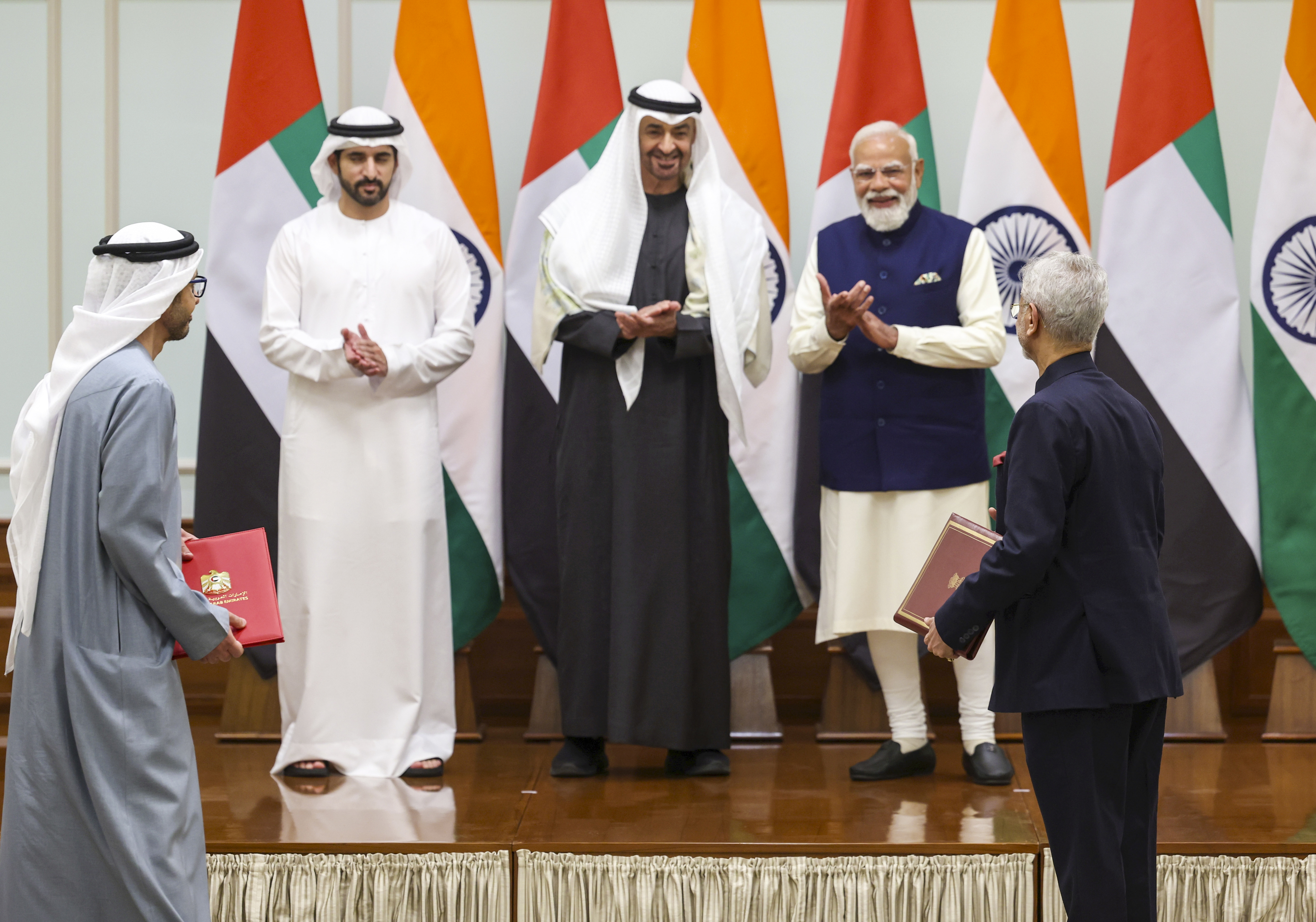 पीएम मोदी और शेख जायद के सामने दोनों देश के विदेश मंत्रियों ने MoU एक्सचेंज किया।