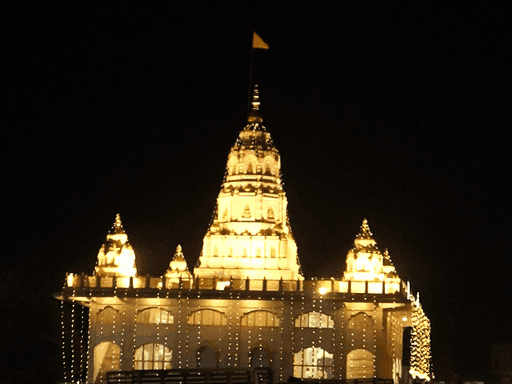 उत्सव के मौके पर आनंदपुर धाम आश्रम में विशेष सजावट की जाती है।