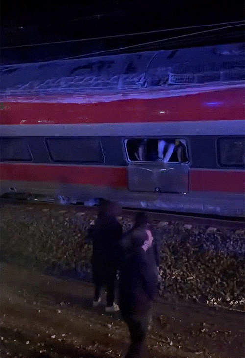 यात्री ट्रेन की खिड़कियों को तोड़कर ट्रेन से बाहर निकले।