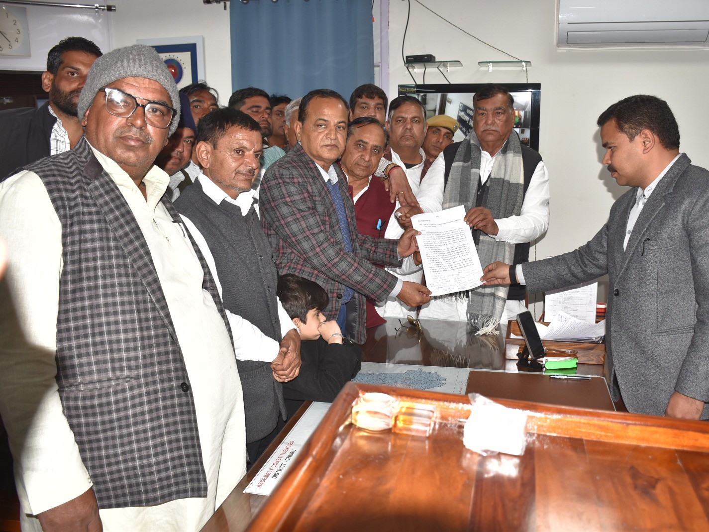 विधायक नरेंद्र बुड़ानिया के नेतृत्व में कांग्रेस कार्यकर्ताओं ने कलेक्टर अभिषेक सुराणा को ज्ञापन सौंपा।