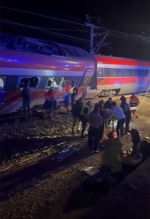 हादसे के बाद घायलों को इलाज के लिए अस्पताल पहुंचाया जा रहा।