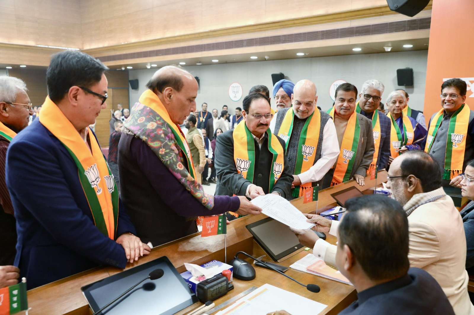 तस्वीर सोमवार की है। नामांकन प्रक्रिया के दौरान रक्षा मंत्री राजनाथ सिंह, गृह मंत्री अमित शाह, केंद्रीय मंत्री जेपी नड्डा, नितिन गडकरी समेत कई नेता मौजूद थे।