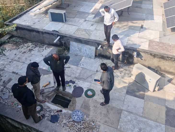 घटना की जानकारी मिलने पर जांच करते बैंक अधिकारी।