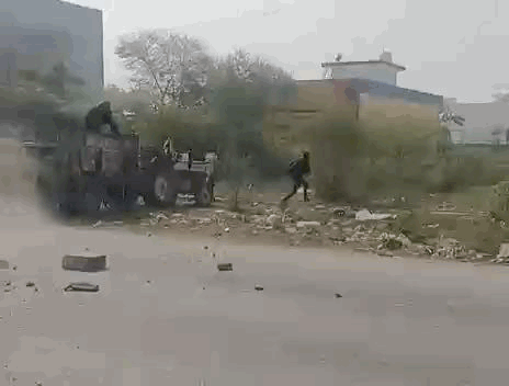 डीएसटी पुलिसकर्मी भी चलते ट्रैक्टर से कूदा और ड्राइवर के पीछे भागा।