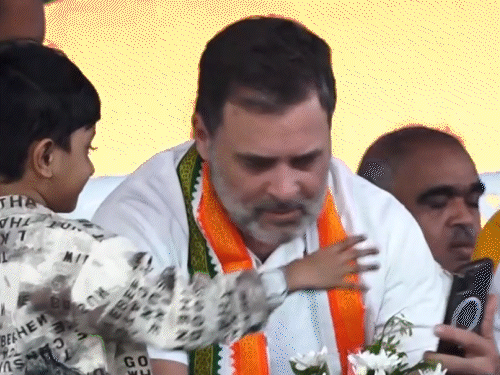 बच्चे के कहने पर राहुल ने उसके साथ सेल्फी ली।
