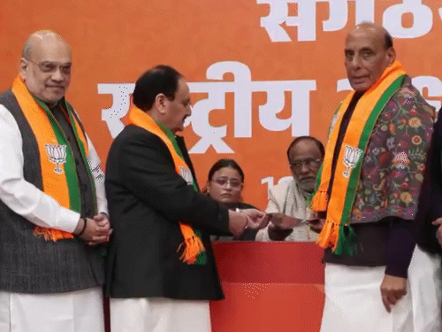 नॉमिनेशन की प्रक्रिया पार्टी हेडक्वार्टर में शुरू हो गई है। इस दौरान रक्षा मंत्री राजनाथ सिंह, गृह मंत्री अमित शाह, केंद्रीय मंत्री जेपी नड्डा, नितिन गडकरी और दूसरे सीनियर नेता मौजूद हैं। - Dainik Bhaskar