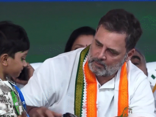 सेल्फी के बाद राहुल ने बच्चे के चॉकलेट भी दी।