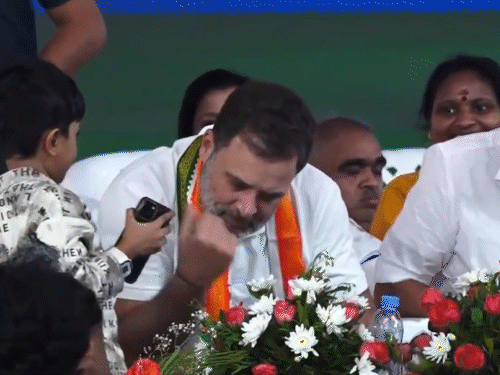 बच्चे ने स्टेज पर आकर राहुल के साथ सेल्फी लेने के लिए कहा।