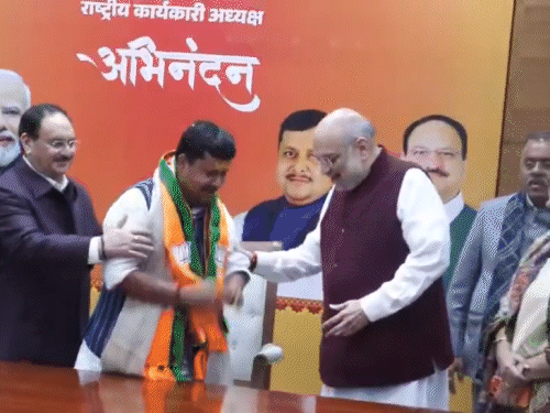नितिन नबीन को 14 दिसंबर 2025 को भाजपा का कार्यकारी अध्यक्ष घोषित किया गया था। 15 दिसंबर को शाह और नड्‌डा ने उन्हें हाथ पकड़कर अध्यक्ष की कुर्सी पर बैठाया था। - Dainik Bhaskar