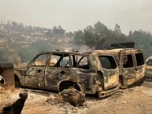 आग में कई गाड़िया जलकर नष्ट हो गई है।