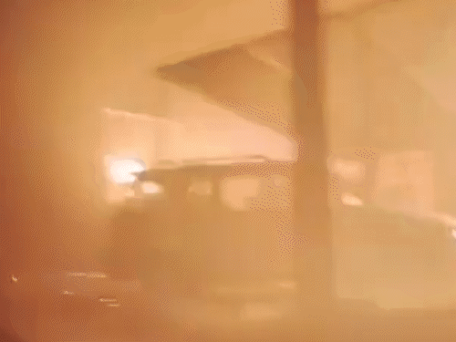 जंगलों में लगी रिहायशी इलाकों तक फैल चुकी है। इसकी चपेट में लोगों के घर और वाहन भी आ रहे हैं। (सोर्स-X)