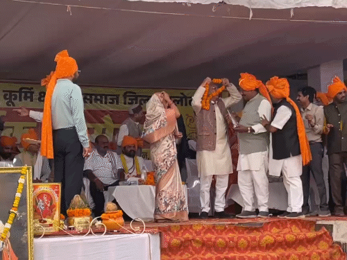 कार्यक्रम में भूपेश बघेल ने कई सदस्यों का सम्मान किया।