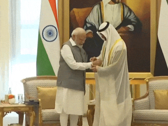 तस्वीर 15 जुलाई 2023 की है। इसमें UAE के राष्ट्रपति PM मोदी को फ्रेंडशिप बैंड बांधते हुए।