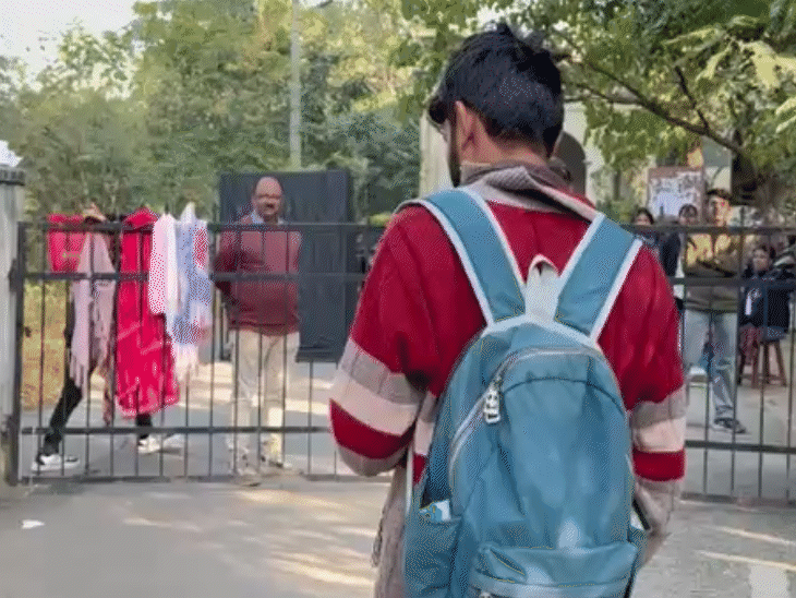 उदयपुर के रेजीडेंसी स्कूल मधुवन केंद्र पर एक अभ्यर्थी लेट पहुंचने के कारण परीक्षा देने से रह गया। उसने परीक्षा केंद्र में एंट्री के लिए स्टाफ से गुहार लगाई, लेकिन उसे अनुमति नहीं दी गई।