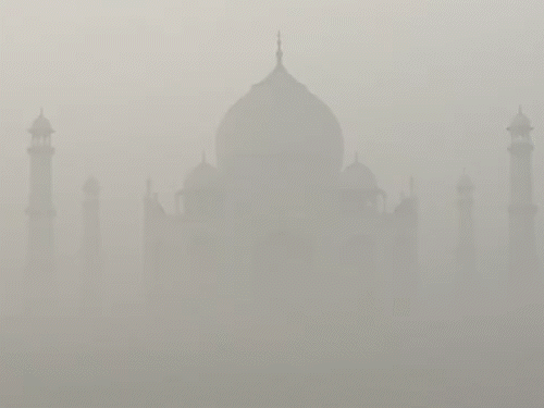 यूपी के आगरा में सोमवार सुबह घना कोहरा छाया रहा। व्यू पॉइंट से ताज महल धुंधला नजर आ रहा है।