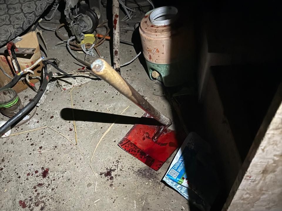 खेत के कमरे में पड़ी खून से सनी कस्सी। - Dainik Bhaskar