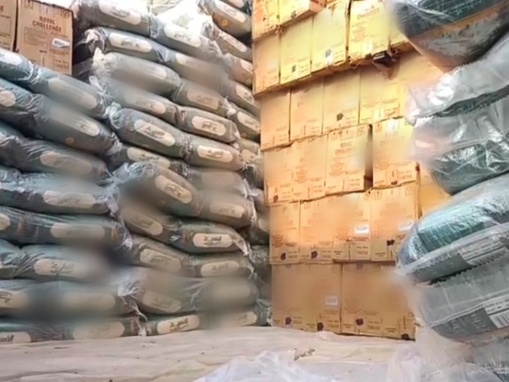 चूरू डीएसटी ने ट्रेलर से 60 लाख रुपए की 566 कार्टून अवैध अंग्रेजी शराब जब्त कर दो तस्करों को गिरफ्तार किया। - Dainik Bhaskar