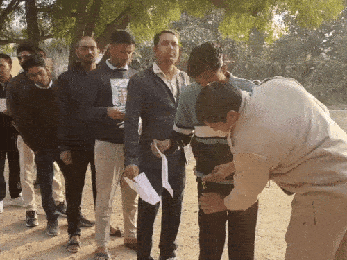 अजमेर के एक परीक्षा केंद्र पर मेटल डिटेक्टर से कड़ी जांच के बाद कैंडिडेट्स को एंट्री दी गई।