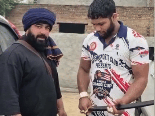 His admirers presenting a sword to Shilu.