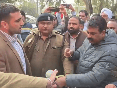 SDM कैप्टन परमेश सिंह ने झुनझुना नहीं पकड़ा तो विधायक भड़कते हुए चले गए।