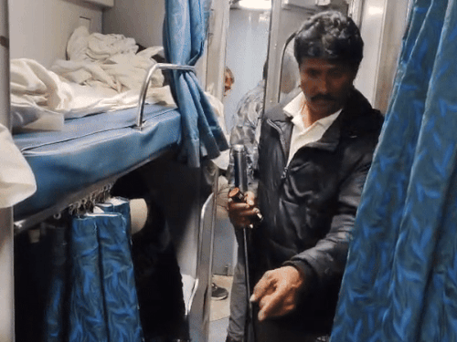 करीब 10 मिनट तक AC कोच 1 और 2 में तलाश करने पर सांप नहीं मिला।