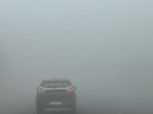 बीकानेर के ग्रामीण इलाकों में सोमवार सुबह विजिबिलिटी शून्य रही। बीकानेर-जयपुर बाइपास पर गाड़ियां रेंगती रहीं।