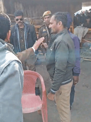 मौनी अमावस्या पर विहिप के शिविर में जाते समय सिपाही ने पूर्व IG को रोक लिया। बोला- आप यहां से आगे नहीं जा सकते।