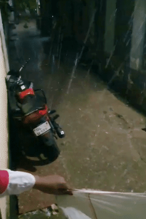 यूपी के अलीगढ़ में तेज हवा के साथ बारिश हुई और ओले गिरे।