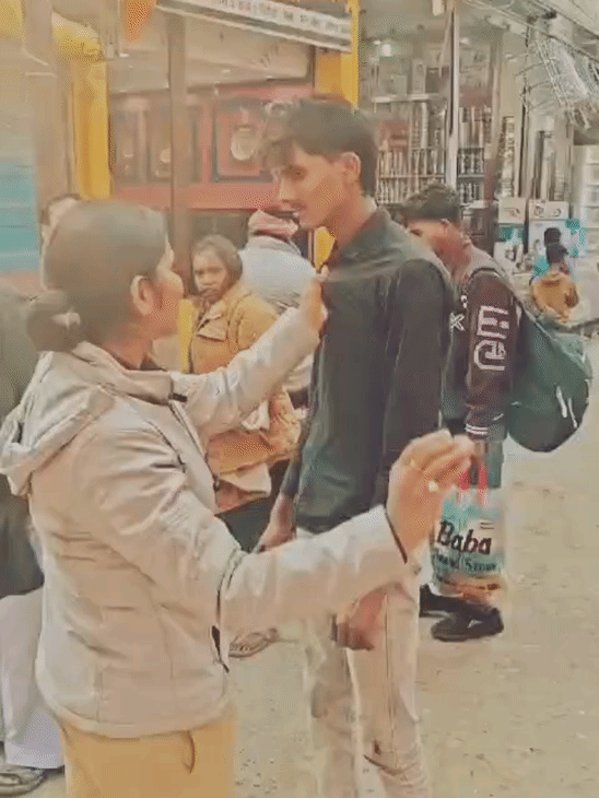 महिला सिपाही ने रविवार को युवक को पकड़ा। युवक पुलिस के सामने ऐंठ दिखाने लगा। फिर पुलिस ने बीच बाजार थप्पड़ जड़े।