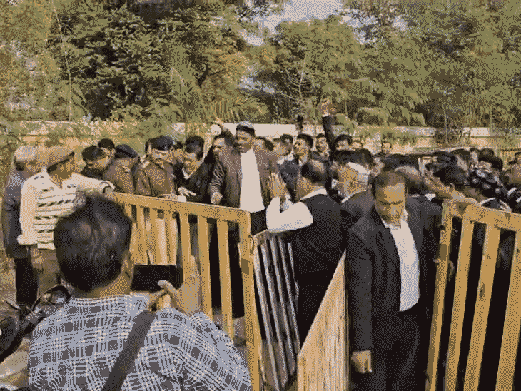 अधिवक्ताओं ने थाना प्रभारी को धक्के मारकर बाहर किया।