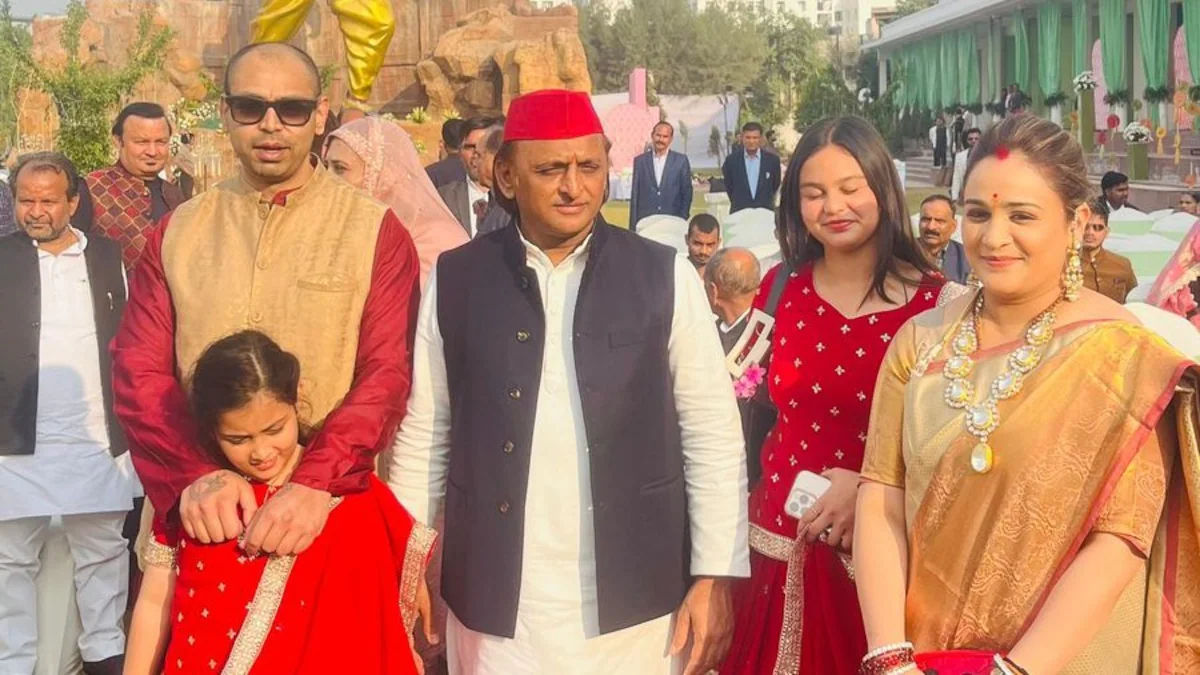 अखिलेश के साथ प्रतीक और अपर्णा यादव।