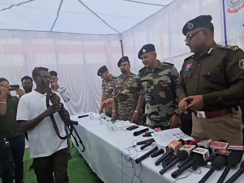 डमरू ने अपने हथियार आईजी अमरेश मिश्रा को सौपा।