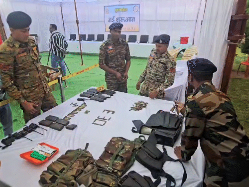 पुलिस ने नक्सलियों से मैगजीन भी बरामद किए हैं।