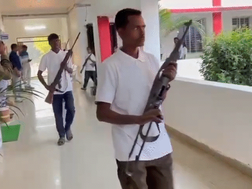 नक्सली अपने साथ 3 एके-47, 2 एसएलआर और 1 .303 राइफल लेकर आए।