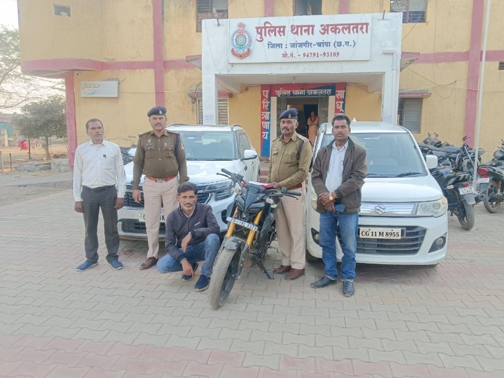 अकलतरा थाना पुलिस ने आरोपी को गिरफ्तार करते 2 कार और बाइक जब्त की है।