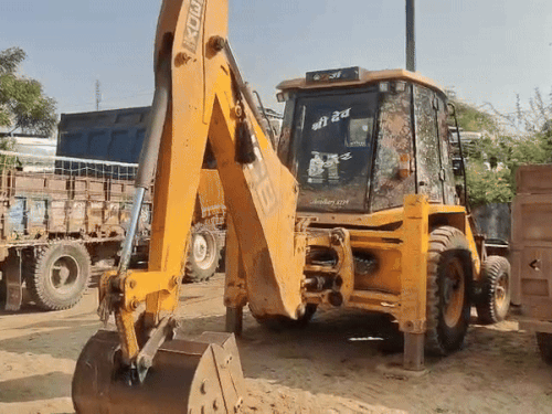 बजरी खनन में काम आ रही जेसीबी जब्त की।