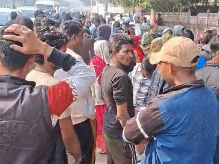 घायल बबलू के परिजन और स्थानीय लोग बड़ी संख्या में ब्रह्मपुरी थाने पहुंचे। उन्होंने पुलिस से आरोपी रवि मेहरा को जल्द से जल्द गिरफ्तार करने की मांग की।