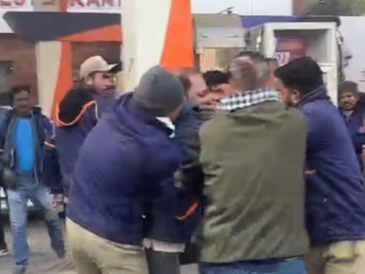 कर्मचारियों ने चारों तरफ से घेरकर पीड़िता को दबोचकर मारपीट की।