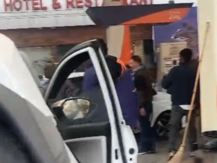 पेट्रोल पंप पर गाड़ी को आगे लगाने पर झगड़ा करते कर्मचारी।
