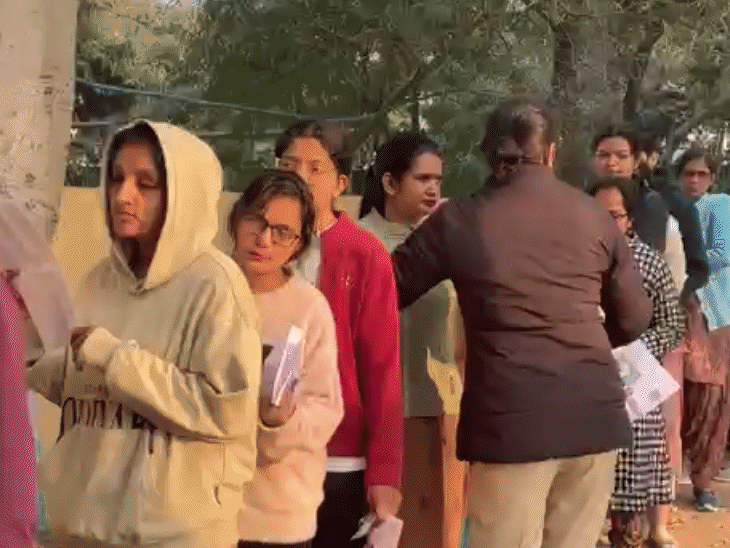 अजमेर के एक परीक्षा केंद्र पर महिला कैंडिडेट्स की चेकिंग करती पुलिसकर्मी।