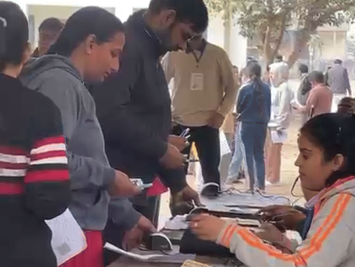 अजमेर के एक परीक्षा केंद्र पर अभ्यर्थियों के एडमिट कार्ड चेक किए गए।