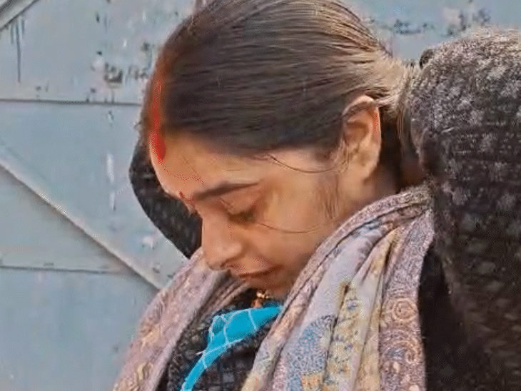 जयपुर में सुभाष चौक स्थित परीक्षा केंद्र पर महिला अभ्यर्थी की ज्वेलरी उतरवाई गई। इसके बाद ही उसे परीक्षा केंद्र में एंट्री दी गई।