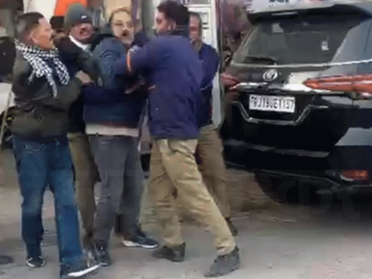 पीड़ित विजेंद्र कुमार वर्मा का कॉलर पकड़कर घसीटते कर्मचारी।