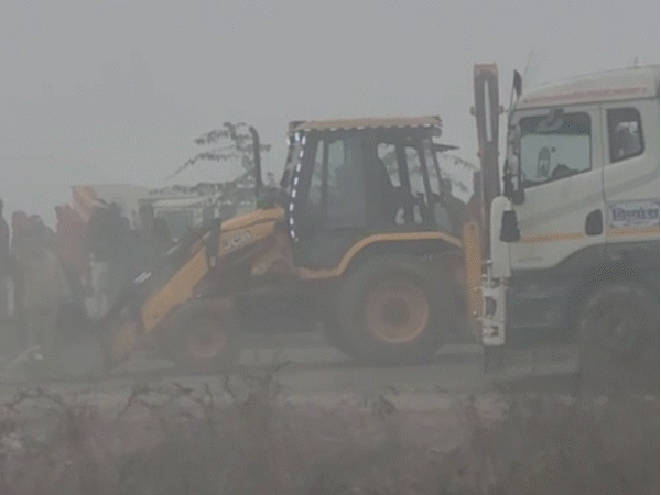 कोटपूतली-बहरोड़ में दिल्ली-जयपुर नेशनल हाईवे पर सोमवार सुबह ट्रेलर पलने के बाद करीब 4 किमी लंबा जाम लग गया। दुर्घटनाग्रस्त गाड़ी हटवाने के लिए क्रेन बुलानी पड़ी।