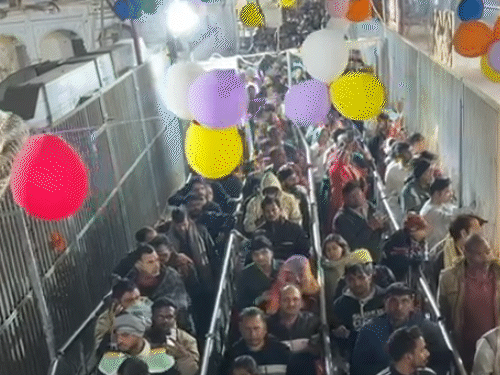 पिछले साल मेले में शुरुआती चार दिनों में केवल 4.25 लाख लोगों ने बाबा के दर्शन किए थे। इसके बाद भक्तों की संख्या घटती गई थी। फाइल फोटो।